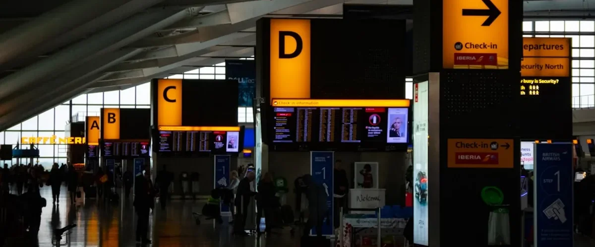 signaletique aeroport contacter informer orienter voyageurs